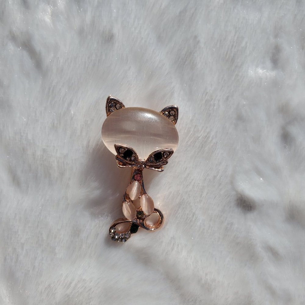 Rhinestone Engraved Pink Cat Shaped Brooch